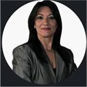 Laureata in giurisprudenza e abilitata alla libera professione di avvocato impartisce lezioni in materie giuridiche