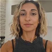 Insegnante di Hatha Yoga certificata dall'università indiana dello Yoga di Lakulish. Svolgo lezioni in piccoli gruppi