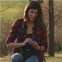 Sono una fotografa professionista con una forte passione per la fotografia, che spero di trasmettere a chi farà lezione  con me. ho esperienza in fotografia pubblicitaria e social di aziende e attività, in fotografia di eventi, in fotografia di ritratto e