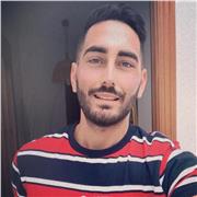 Profesor de Geografía imparte clases a niños de todas las edades