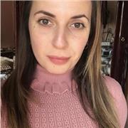 Docente di spagnolo impartisce lezioni per studenti di scuola secondaria di primo e secondo grado