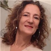 Docente di italiano impartisce lezioni di lingua italiana per stranieri