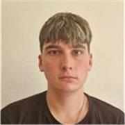 Profesor de ajedrez y matemáticas joven y con actitud 