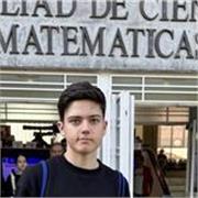 Alumno estudiante de bachillerato con mención honorífica amable
