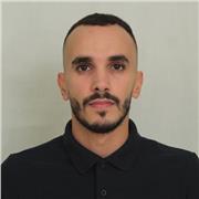 Professeur particulier donne cours de soutien scolaire aux étudiants de lycée