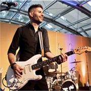 Musicista professionista con esperienza ventennale Offre lezioni di chitarra classica/acustica/elettrica per ragazzi e adulti