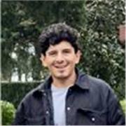 Enseno a diseñar estrategias, tambien español, ingles, experiencia del paciente y arquitectura. 