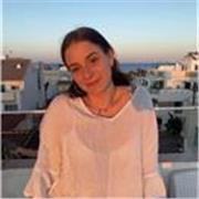 Profesora de inglés imparte clases a niños de primaria y ESO