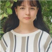 Estudiante graduada de la ESO con matriculua de honor en historia imparte clases de la asignatura a nivel primaria y ESO
