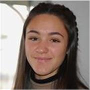 Profesora de inglés imparte clases a niños