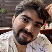 Estudiante de último año de Química y Farmacia da clases de química general para alumnos de enseñanza media y universitaria y cien