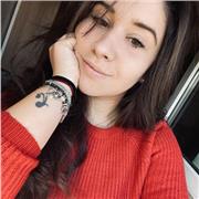 Studentessa in Giurisprudenza impartisce lezioni di italiano per stranieri