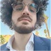 Studente di ingegneria impartisce lezioni private a ragazzi delle scuole medie