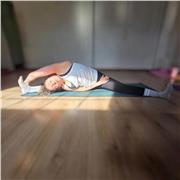 Maestra de yoga enfocada en el bienestar a través del cuerpo y la meditación