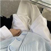 Professeure en mathématiques, je suis une personne douce et pédagogue, diplômée en Master 1 Management et Conseil