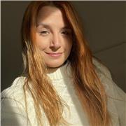 Profesora de apoyo escolar para niños de modalidad presencial y online