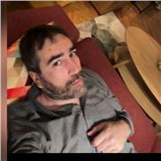 Ein sehr erfahrener und Kunstlicher Gitarrenlehrer für zeitgenössische Musik