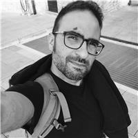 Fotografo con anni di esperienza sul campo, ma soprattutto sulla schiena, offre lezioni di fotografia ed editing