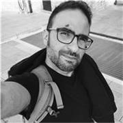 Fotografo con anni di esperienza sul campo, ma soprattutto sulla schiena, offre lezioni di fotografia ed editing