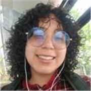 Instructora independiente con formación práctica ofrece clases particulares online, enfocadas en dominar los acordes básicos