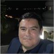 Profesor experto en finanzas personales y corporativas