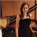 Laureata in pianoforte e musica da camera, con anni di esperienza nell’insegnamento, offro lezioni su repertorio classico