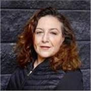 Soy nacida en España, con comunicación clara, paciencia y capacidad de adaptación.