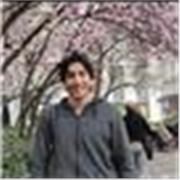 Professeur et étudiant en licence qui offre des cours pour les élèves de collège.