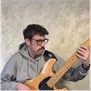 Profesor titulado superior y máster en educación, con 15 años de experiencia, ofrece clases de bajo eléctrico y guitarra en Coruña