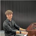 Titulado en piano moderno y cursando producción musical con dos años de experiencia enseñando