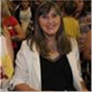 La profesora imparte clases a personas mayores interesadas en aprender español