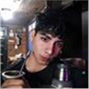 Profesor imparte clases a niños de todas las edades