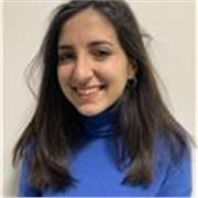 Studentessa magistrale in biotecnologie industriali impartisce lezioni di biologia