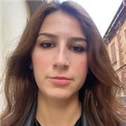 Docente di filosofia impartisce lezioni di filosofia e storia a studenti/studentesse del liceo