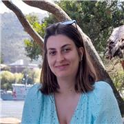 Maestra que ofrece clases de apoyo a niños y niñas de educación primaria de todas las edades.