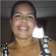 Profesora imparte clases a niños con problemas de lectura y escritura