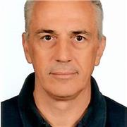 Griechischlehrer, unterrichtet Schüler und Erwachsene aller Altersgruppen und Niveaus. Langjährige Erfahrung im Online Unterrichten