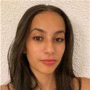 Profesora de español imparte clases para niños