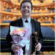 Violista graduado de Indiana University (EE.UU.) donde estudié con el reconocido maestro Atar Arad, y actualmente estoy terminando mi máster en música con Marc Sabbah