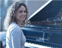 Pianista professionista e specializzata nella didattica propone lezioni di pianoforte per tutti i livelli