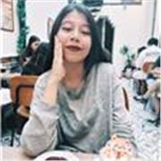 Profesora de español imparte clases a niños de todas las edades