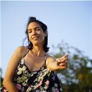 Profesora titulada de Educación Artística en la Especialidad de Música. Compositora, cantante y guitarra con 19 años de carrera artística. Me interesa enseñar a alumnos aficionados a la música (canto y guitarra) de todas las edades