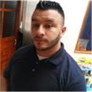 Profesor de español imparte clases a niños y adultos