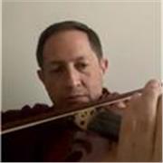 Profesor con experiencia orquestal imparte clases de violín a alumnos de todas la edades