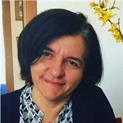 Docente bilingue italiano/inglese con esperienza ventennale nella scuola superiore, specializzata in chimica generale e inorganica, scienze dei materiali e chimica macromolecolare, con metodo di insegnamento personalizzato