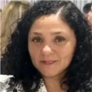 Profesora de educación básica dicta clases a niños de primero y segundo básico