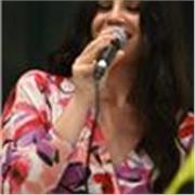 Canti da sempre oppure vorresti farlo ma non sai da dove cominciare? Cantante professionista offre lezioni di canto moderno.
