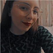 Profesora de lengua castellana y literatura imparte clases a alumnos