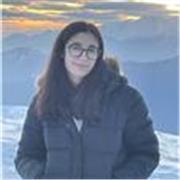 Studentessa universitaria da ripetizioni di matematica e aiuto compiti anche per bambini