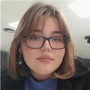 Hola, soy estudiante de auxiliar de enfermería y soy bilingüe en ingles. Ofrezco clase a estudiantes de primaria a 10€ la hora por persona. Las clases tendrían que ser los findes de semana y entre semana podrian ser online a partir de las 21:00